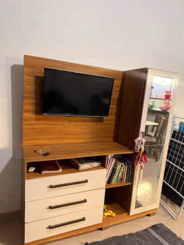 Guarda-roupa/Cômoda com Painel para TV e Espelho