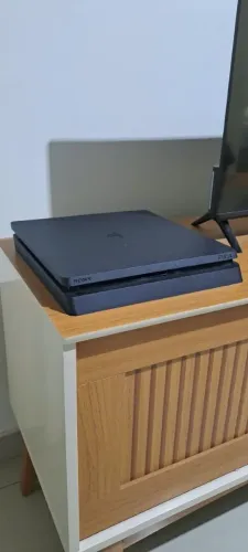 Playstation PS4 1TB com 2 jogos e 2 controles