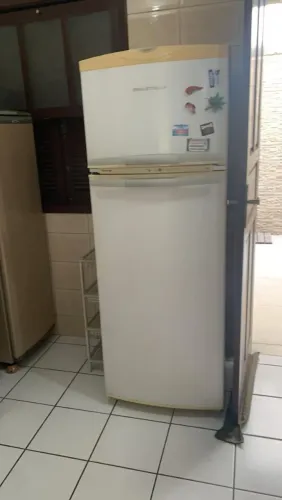 Vendo Geladeira gelando bem. Retirada Praia Grande