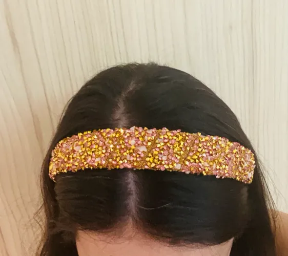 Tiara cravejada dourada com pedras rosas