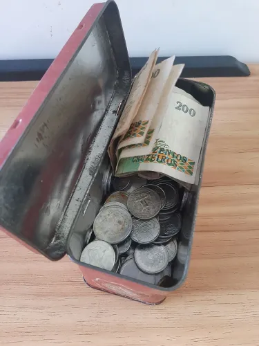 Antiguidade lata/moedas e cédulass
