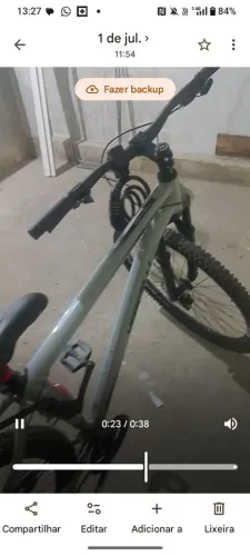 Vendo bicicleta aro 29, com cadeirinha infantil, com descanso e com cadeado com senha.