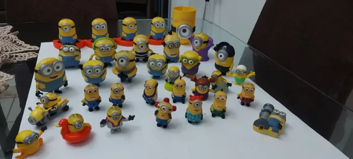 Lote com 34 miniaturas minions
