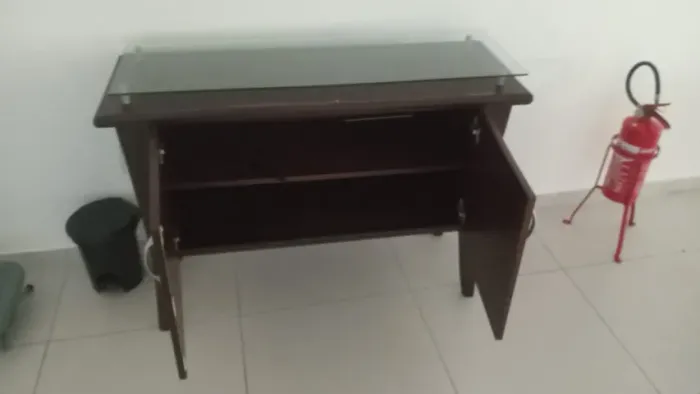 Aparador Buffet Escuro com 2 Portas e Tampo de Vidro
