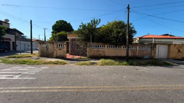 CASA PLANA DE ESQUINA, 3 QUARTOS, VARANDA, APENAS R$ 385.000,00 - AMADEU FURTADO