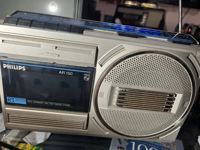 rádio gravador antigo da marca Philips, modelo AR 150