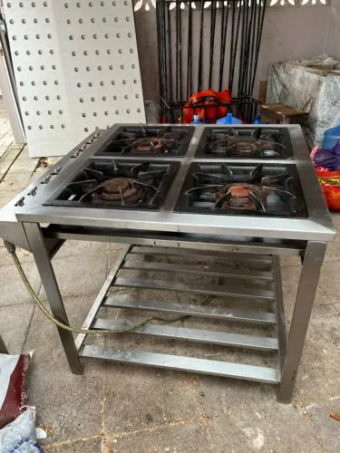 Fogão Industrial 4 Bocas em Aço Inox - Semi Novo - R$ 2.500,00