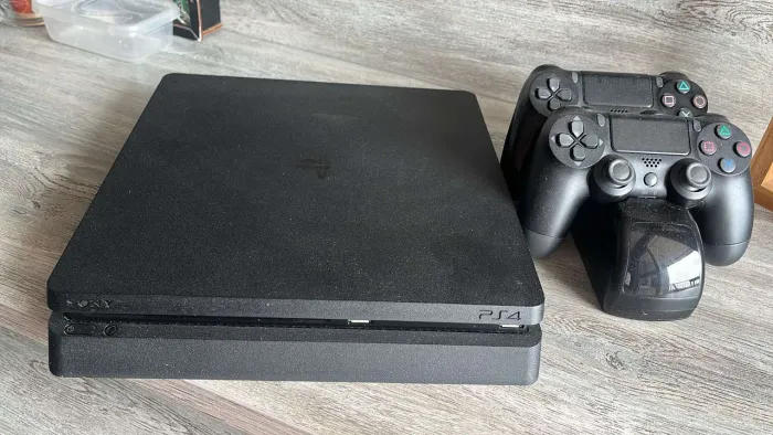 PlayStation 4 Slim 500GB + 2 Controles Originais - Ótimo Estado | Pronto para Jogar