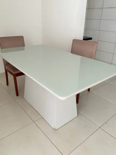 Mesa 6 lugares, com duas cadeiras