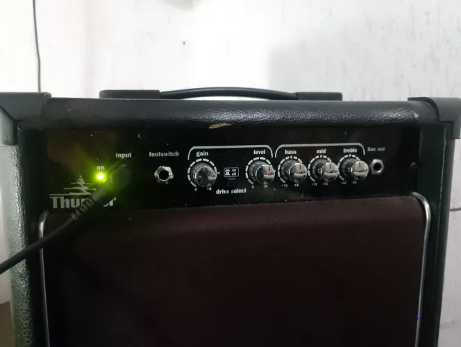 Cuvave, amp e 2 p10 para guitarra e violão 