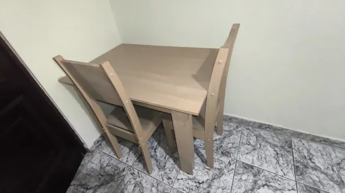 Conjunto Mesa de Jantar e Duas Cadeiras