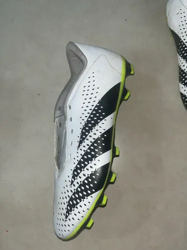CHUTEIRA ADIDAS EM PERFEITO ESTADO