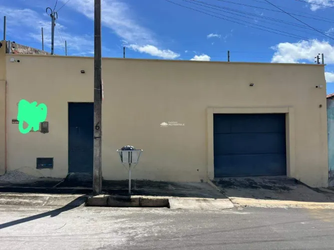 CASA RESIDÊNCIAL COM 02 VAGAS DE GARAGEM COBERTAS NO RES. EDUARDO COSTA.