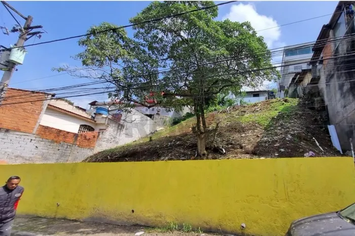Terreno à venda em Embu das Artes (20X25) Oportunidade para quem quer investir ou construi