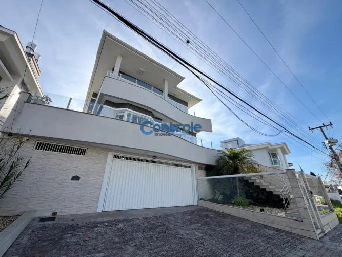 Casa com 04 dormitórios na Pedra Branca, em Palhoça!