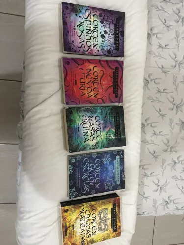 Vendo coleção de livros corte de espinhos e rosa