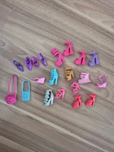 Lote sapatos e bolsas barbie