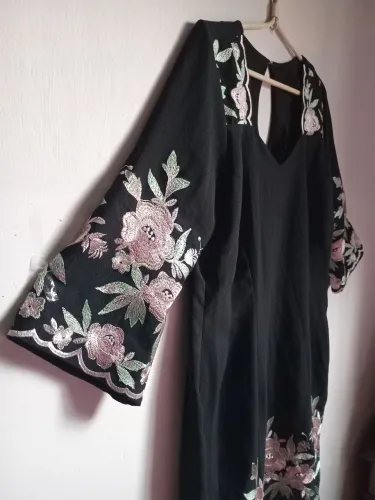 Vestido preto com detalhes bordado.