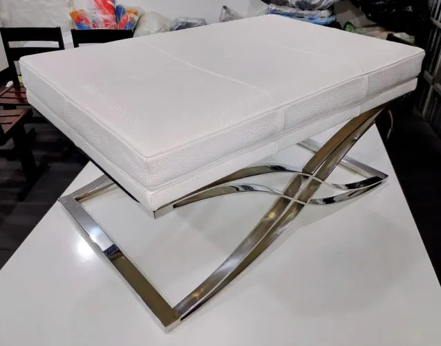 Banqueta elegante em couro branco, com base cromada , design moderno , 2 unidades