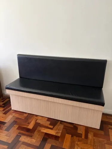 Banco estofado com baú