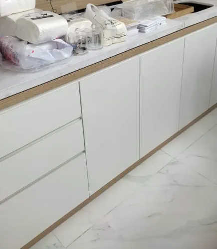 Balcão com mármore branco 
