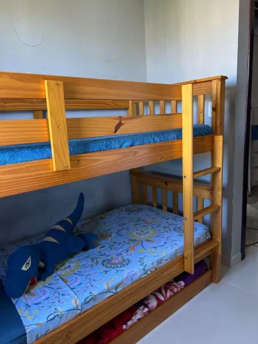 Beliche com cama auxiliar em madeira maciça.  Cor mel acetinado 