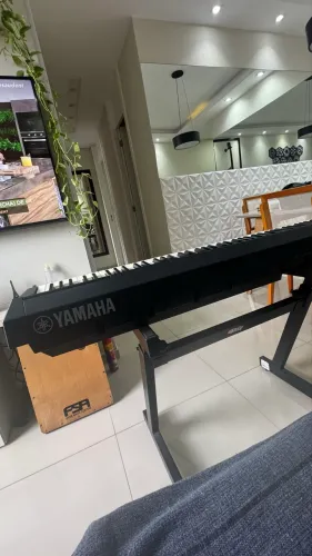 Piano digital Yamaha P-105 (Usado) + Capa protetora + Pedestal em Z