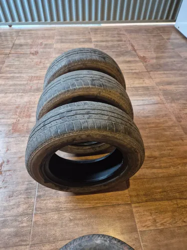 3 Pneus meia vida. medida 205/60 R16. Ótimo pra situações de emergência financeira.