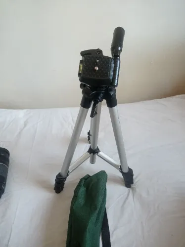Vende se uma máquina fotográfica, Canon EOS 400 D ( digital), completa com todos os ace