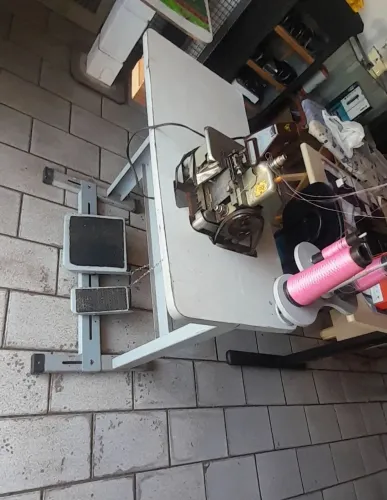 Máquina de costura em ótimas condições funcionando tudo perfeitamente 