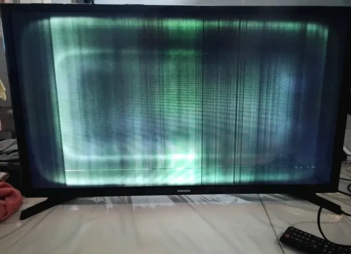 TV Samsung Smart 32" (UN32J4300AG) - Completa com Fonte, Controle e Base / Defeito na Tela