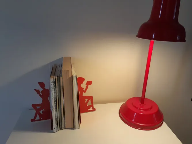 Luminária + porta livros vermelhos