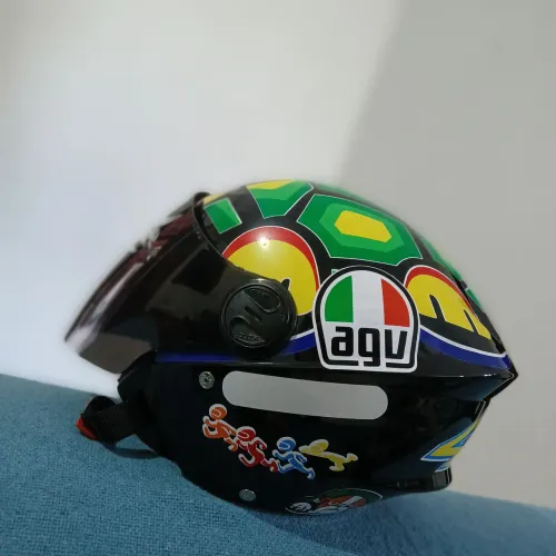 Capacete New Liberty 3 no adesivo do AGV