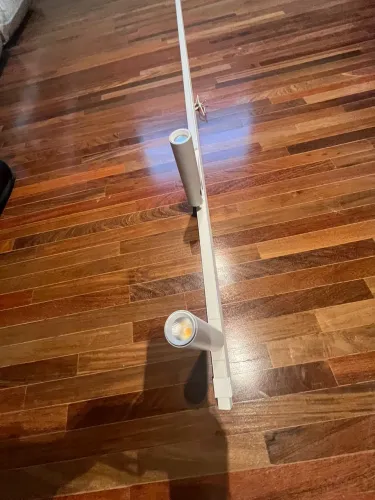 Perfil de led branco sobrepor 2 metros com 2 spots. Ilumina muito. Elegante