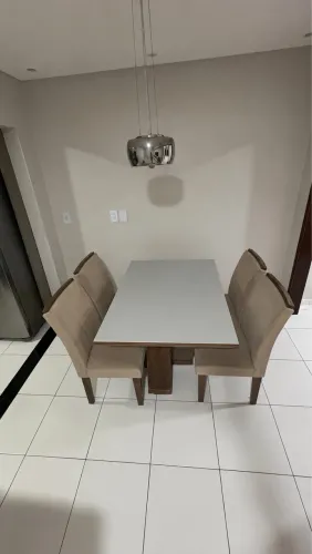 Mesa com 04 cadeiras