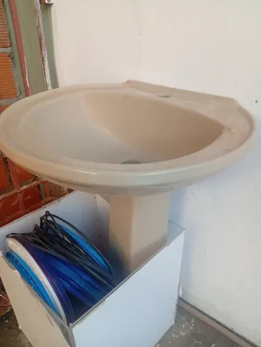 Pia grande pra banheiro.