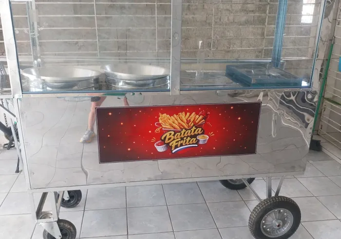 CARRINHO GRANDE DE BATATA FRITA COM. CAIXA TÉRMICA, ESCORREDOR , 2 TACHOS, VIDRO NA FRENTE