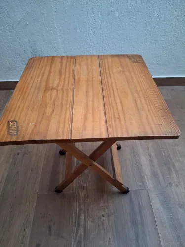 Vendo mesa de madeira para 4 lugares!
