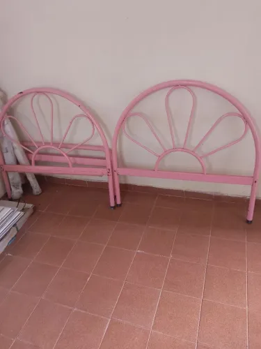 Camas de solteiro tubular rosa.