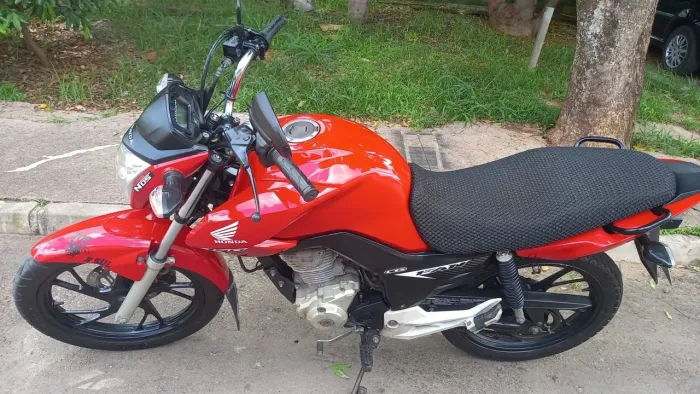 Vendo excelente moto, ótimo estado de conservação,único dono , IPVA 2026 ainda não pago 