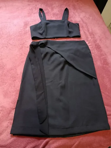 Conjunto alfaiataria feminino cropped com zíper atrás e saia midi com forro 