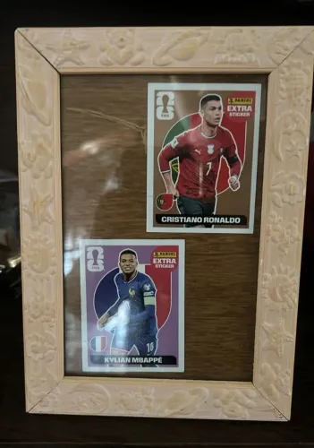 FIGURINHA COPA 2026 EXTRA CRISTIANO RONALDO (BRONZE) E MBAPPÉ (CASUAL)