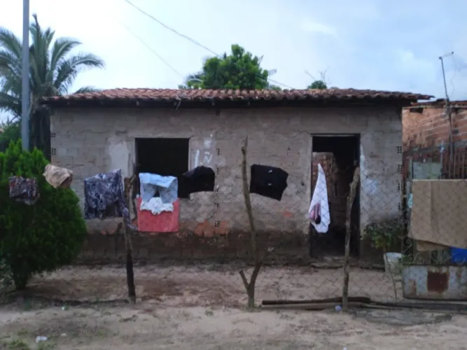 Casa grande quintal do lado
