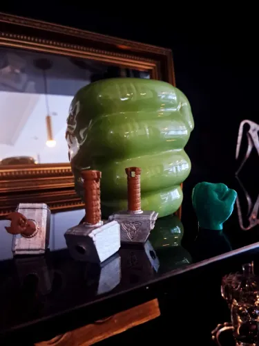 Kit caneca e ímãs de geladeira Hulk e Thor novíssimas hero geek coleção Marvel