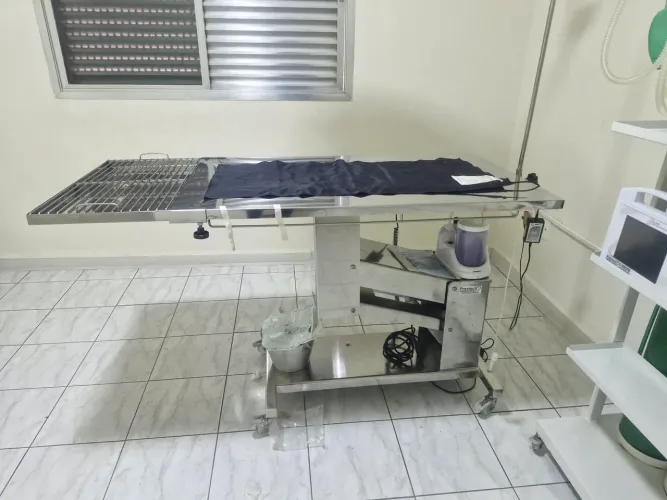 Mesa cirúrgica veterinária