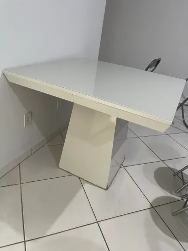 Mesa quadrada de vidro com detalhes