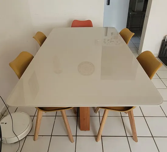  Mesa lacada + cadeiras, perfeitas para quem busca um charme único e economia. 
