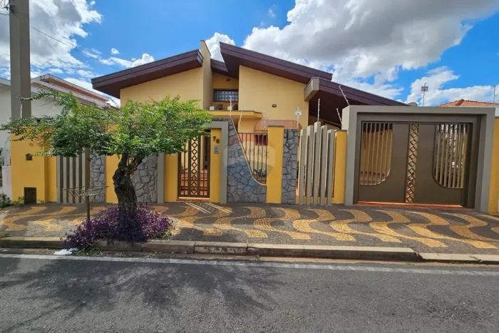 Casa a Venda com 3 quartos sendo 1 suíte com closet e banheira. Jardim Centenário Mogi Gua