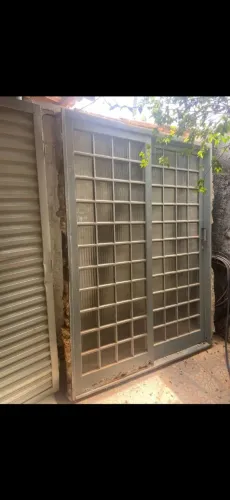 Vendo porta e duas janelas valor R$880