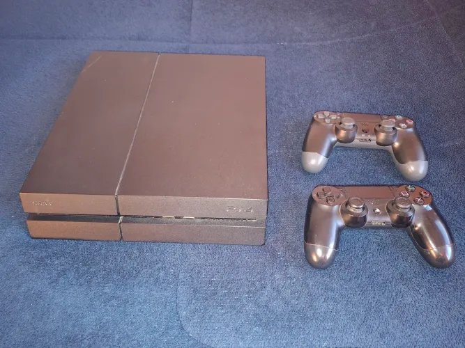 PS4 FAT 2 MANETES, sem jogos pois irei fazer o logout! Sim versão acima 13!